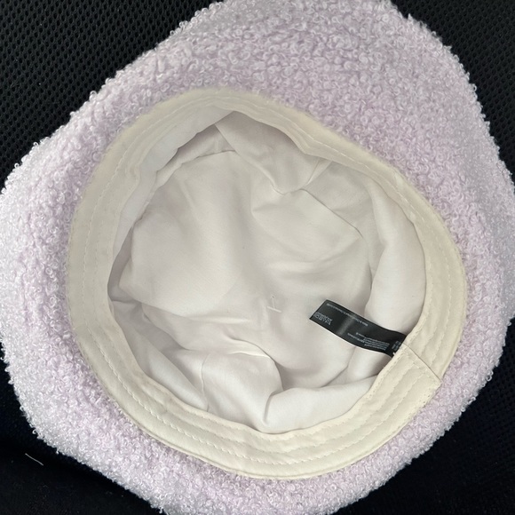 💟New urban Outfitters bucket hat in lilac color - Picture 4 of 4